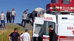 elazigda-tren-kamyonete-carpti-1-kisi-yaralandi-PsiVShtG.jpg