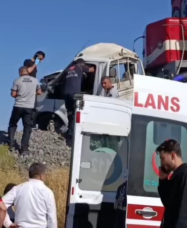 elazigda-tren-kamyonete-carpti-1-kisi-yaralandi-PsiVShtG.jpg