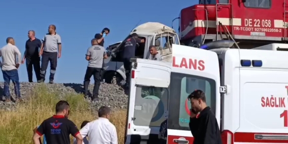 Elazığ'da Tren Kamyonete Çarptı: 1 Kişi Yaralandı Elazığ’da Tren Kamyonete Çarptı: 1 Kişi Yaralandı