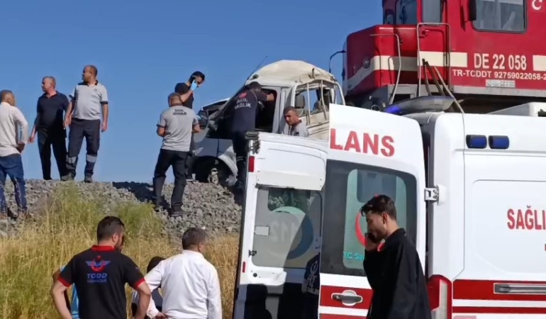 elazigda-tren-kamyonete-carpti-1-kisi-yaralandi-PsiVShtG.jpg