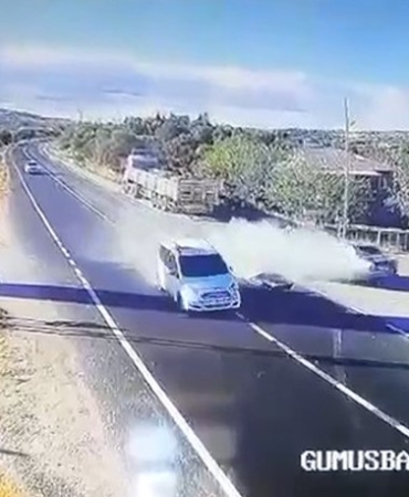 elazigda-yasanan-trafik-kazasi-guvenlik-kamerasina-yansidi-sok-edici-anlar-U5rTtNfI.jpg