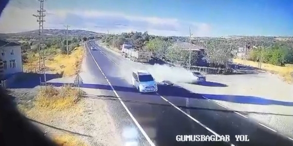 Elazığ'da Yaşanan Trafik Kazası Güvenlik Kamerasına Yansıdı: Şok Edici Anlar Elazığ’da Yaşanan Trafik Kazası Güvenlik Kamerasına Yansıdı: Şok Edici Anlar