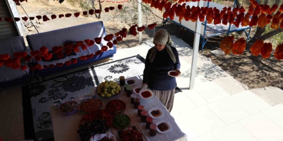 Emekli Eşinin Ardından Köyde Yeni Bir Hayat Kurarak Acı ile Tatlıyı Birleştiren Girişimci Kadın Emekli Eşinin Ardından Köyde Yeni Bir Hayat Kurarak Acı ile Tatlıyı Birleştiren Girişimci Kadın