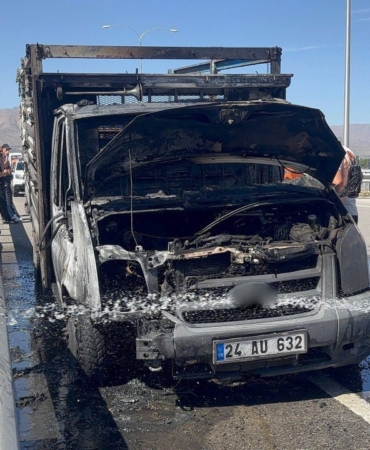 erzincanda-seyir-halindeki-kamyonun-alev-alev-yanisi-5n4ZmYZw.jpg
