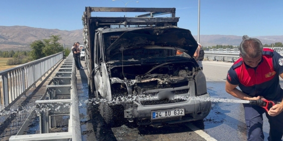 Erzincan'da Seyir Halindeki Kamyonun Alev Alev Yanışı Erzincan’da Seyir Halindeki Kamyonun Alev Alev Yanışı