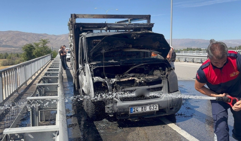 erzincanda-seyir-halindeki-kamyonun-alev-alev-yanisi-5n4ZmYZw.jpg