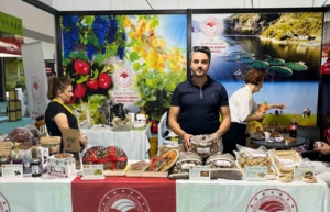 erzurum-fuarinda-hekimhan-cevizi-ve-alic-sirkesinin-buyuleyici-tanitimi-iCeKWbdR.jpg