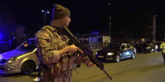 Erzurum'da 600 Polisle 55 Ekipten Oluşan Dev Uygulama Gerçekleştirildi Erzurum’da 600 Polisle 55 Ekipten Oluşan Dev Uygulama Gerçekleştirildi