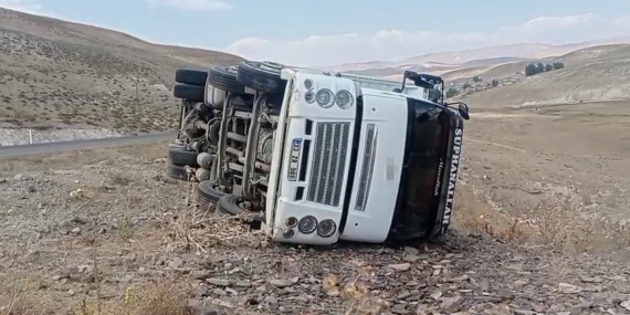 Erzurum'da Devrilen Kamyonun Viraj Kazası: Sürücü Yaralandı Erzurum’da Devrilen Kamyonun Viraj Kazası: Sürücü Yaralandı