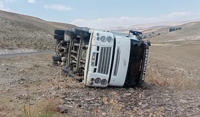 erzurumda-devrilen-kamyonun-viraj-kazasi-surucu-yaralandi-i1nELwQP.jpg