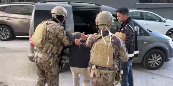 Erzurum'da Tefecilere Şafak Operasyonu: 3 Kişi Tutuklandı Erzurum’da Tefecilere Şafak Operasyonu: 3 Kişi Tutuklandı