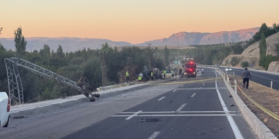 Freni Patlayan Tırın Otobüse Çarpma Anı Kameralara Yansıdı Freni Patlayan Tırın Otobüse Çarpma Anı Kameralara Yansıdı