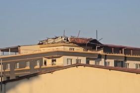 gaziantepte-firtina-hasarli-bina-catisini-ucurdu-jxVQamTP.jpg