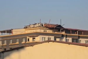 gaziantepte-firtina-hasarli-bina-catisini-ucurdu-jxVQamTP.jpg