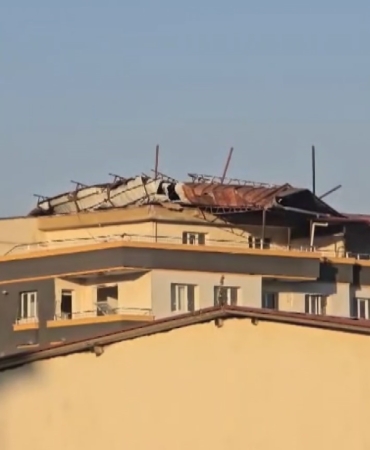 gaziantepte-firtina-hasarli-bina-catisini-ucurdu-jxVQamTP.jpg
