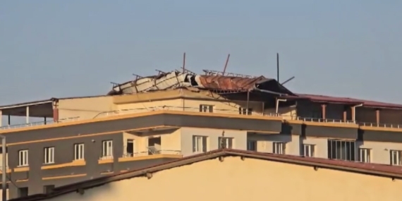 Gaziantep'te Fırtına, Hasarlı Bina Çatısını Uçurdu Gaziantep’te Fırtına, Hasarlı Bina Çatısını Uçurdu