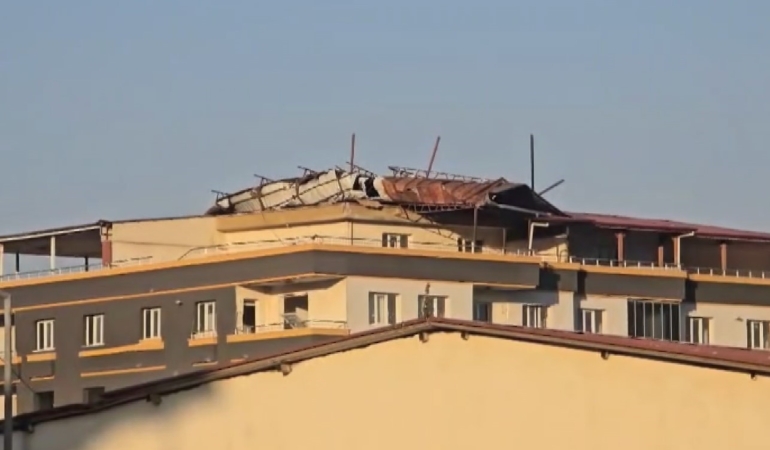 gaziantepte-firtina-hasarli-bina-catisini-ucurdu-jxVQamTP.jpg