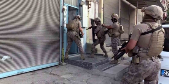 Gaziantep'te Şafak Baskını: 10 Kişi Gözaltına Alındı! Gaziantep’te Şafak Baskını: 10 Kişi Gözaltına Alındı!