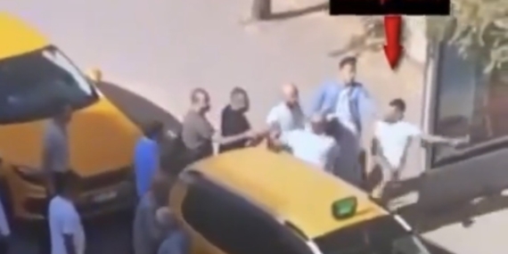 Gaziantep'te Taksiciler Arasında Müşteri Kavgası ve Meslektaşlara Dayak Gaziantep’te Taksiciler Arasında Müşteri Kavgası ve Meslektaşlara Dayak