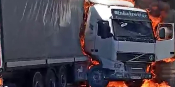 Gaziantep'te Tır Yangını: Seyir Halindeki Araçta Alev Alev Yandı Gaziantep’te Tır Yangını: Seyir Halindeki Araçta Alev Alev Yandı