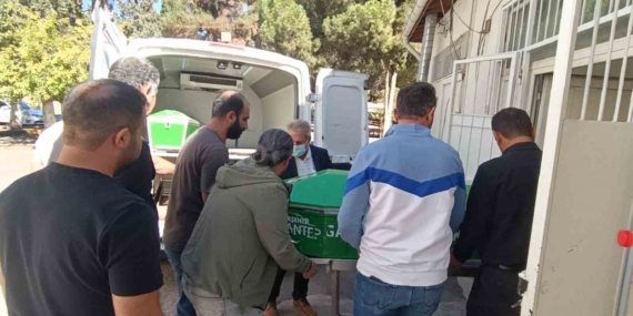 Gaziantep'te Tıra Çarpan Otomobildeki Kardeşler İçin Yaşanan Trajedi Gaziantep’te Tıra Çarpan Otomobildeki Kardeşler İçin Yaşanan Trajedi