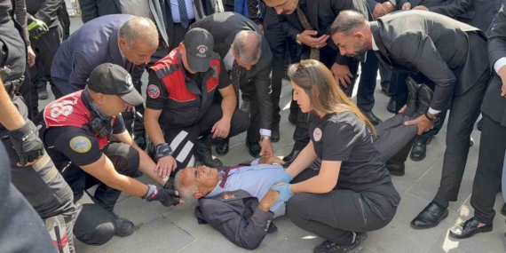 Gaziler Günü Töreninde Fenalaşan Gazinin Hastaneye Kaldırılması Gaziler Günü Töreninde Fenalaşan Gazinin Hastaneye Kaldırılması