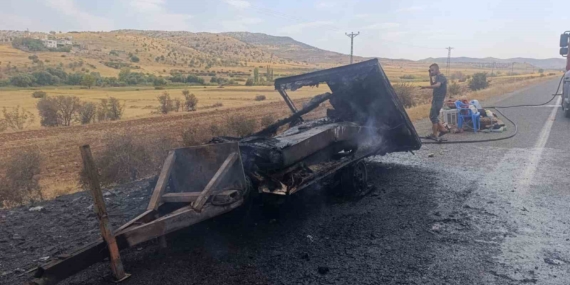 Gercüş'te Çekme Karavan Alev Alev Yandı: Olay İnceleniyor Gercüş’te Çekme Karavan Alev Alev Yandı: Olay İnceleniyor