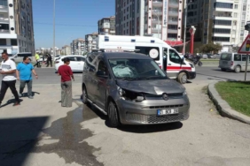 hafif-ticari-aracla-carpan-anne-ve-iki-cocugunun-durumu-agir-ayhxyBGp.jpg