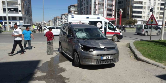 Hafif Ticari Araçla Çarpan Anne ve İki Çocuğunun Durumu Ağır Hafif Ticari Araçla Çarpan Anne ve İki Çocuğunun Durumu Ağır