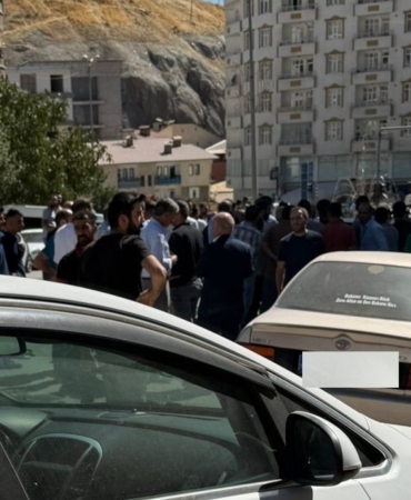 hakkaride-freni-patlayan-cekici-6-araca-carparak-ancak-durabildi-CUPAst3H.jpg
