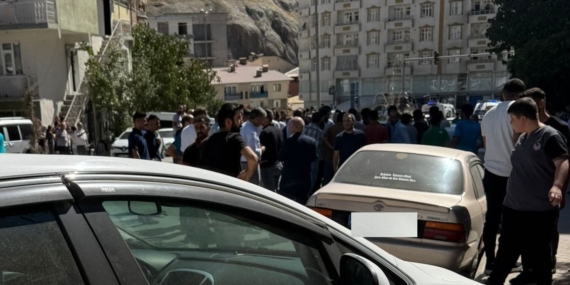 Hakkari'de Freni Patlayan Çekici, 6 Araca Çarparak Ancak Durabildi! Hakkari’de Freni Patlayan Çekici, 6 Araca Çarparak Ancak Durabildi!