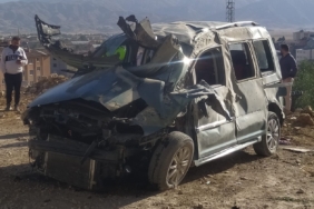hakkaride-kontrolden-cikan-otomobilin-devrilmesi-1-agir-4-yarali-FHtmVaBM.jpg