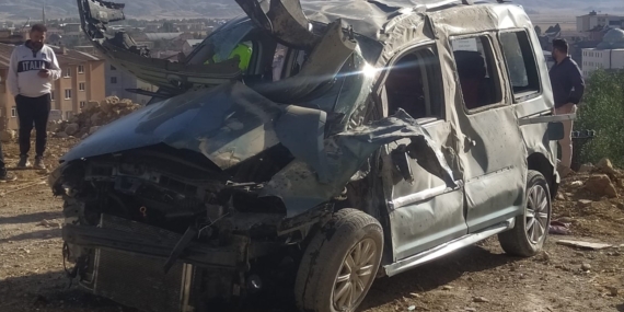 Hakkari'de Kontrolden Çıkan Otomobilin Devrilmesi: 1 Ağır, 4 Yaralı Hakkari’de Kontrolden Çıkan Otomobilin Devrilmesi: 1 Ağır, 4 Yaralı