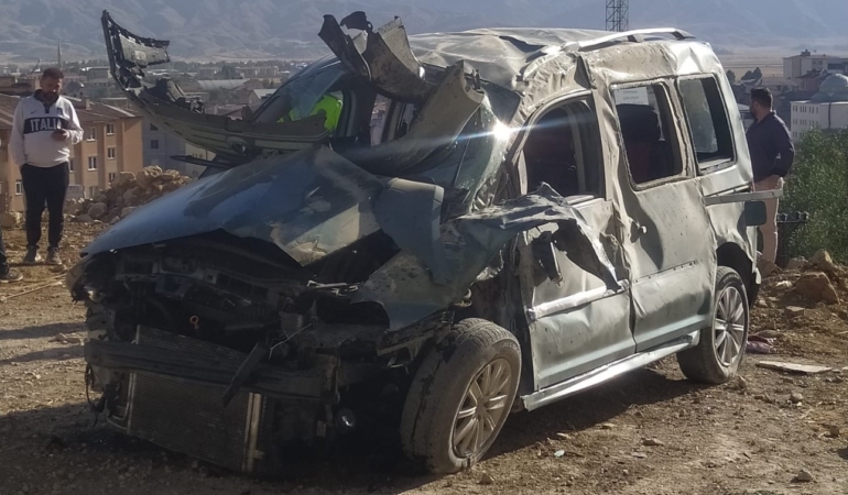 hakkaride-kontrolden-cikan-otomobilin-devrilmesi-1-agir-4-yarali-FHtmVaBM.jpg