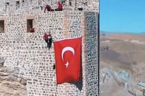 hosap-kalesinde-yeniden-dalgalanan-bayrak-9brRVbw4.jpg