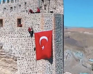 hosap-kalesinde-yeniden-dalgalanan-bayrak-9brRVbw4.jpg