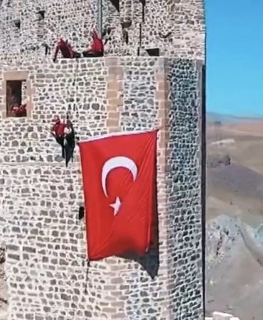 hosap-kalesinde-yeniden-dalgalanan-bayrak-9brRVbw4.jpg