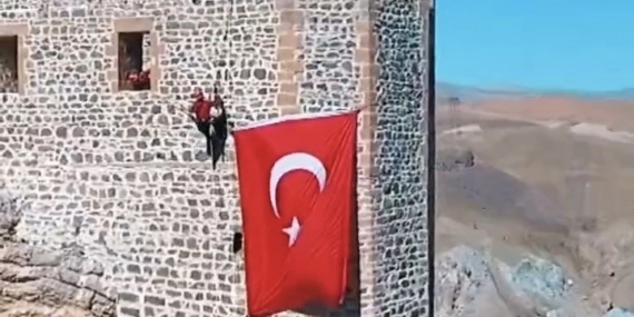 Hoşap Kalesi'nde Yeniden Dalgalanan Bayrak Hoşap Kalesi’nde Yeniden Dalgalanan Bayrak