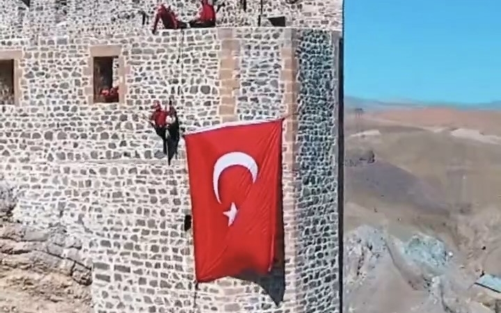 hosap-kalesinde-yeniden-dalgalanan-bayrak-9brRVbw4.jpg