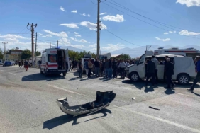 igdirda-zirhli-polis-aracinin-otomobil-ile-carpistigi-kaza-4-yarali-t2zd4Peh.jpg