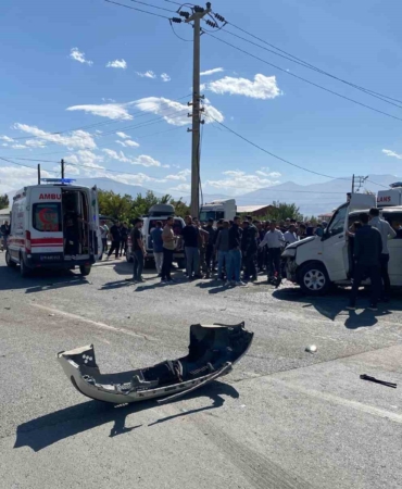 igdirda-zirhli-polis-aracinin-otomobil-ile-carpistigi-kaza-4-yarali-t2zd4Peh.jpg