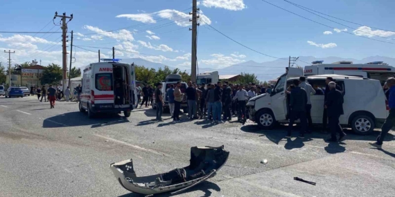 Iğdır'da Zırhlı Polis Aracının Otomobil ile Çarpıştığı Kaza: 4 Yaralı Iğdır’da Zırhlı Polis Aracının Otomobil ile Çarpıştığı Kaza: 4 Yaralı
