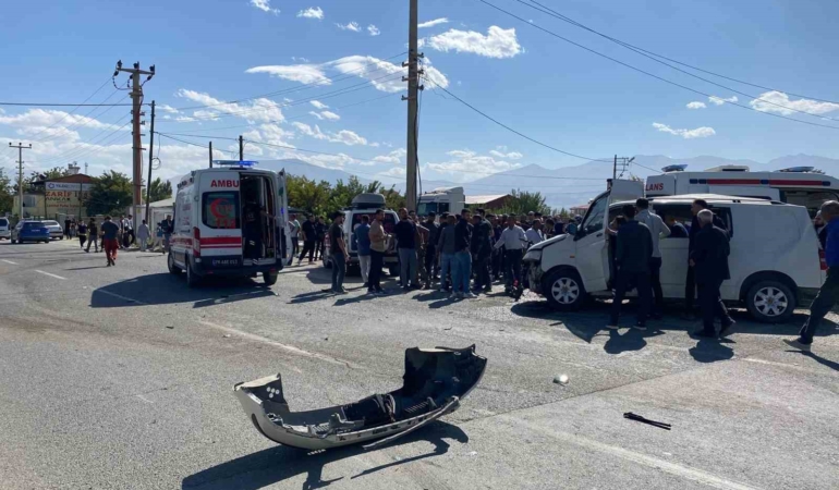 igdirda-zirhli-polis-aracinin-otomobil-ile-carpistigi-kaza-4-yarali-t2zd4Peh.jpg