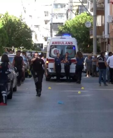 İzmir'de Polis Karakoluna Yapılan Saldırıda 2 Polis Şehit Oldu, 1 Polis Ağır Yaralandı izmirde-polis-karakoluna-yapilan-saldirida-2-polis-sehit-oldu-1-polis-agir-yaralandi-G9CSebMa.jpg