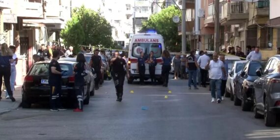 İzmir'de Polis Karakoluna Yapılan Saldırıda 2 Polis Şehit Oldu, 1 Polis Ağır Yaralandı İzmir’de Polis Karakoluna Yapılan Saldırıda 2 Polis Şehit Oldu, 1 Polis Ağır Yaralandı