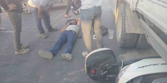 Kamyon-Motosiklet Çarpışması: Yaralı Sürücü Hastaneye Kaldırıldı Kamyon-Motosiklet Çarpışması: Yaralı Sürücü Hastaneye Kaldırıldı