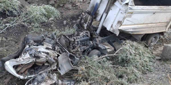 Kamyon Şarampole Uçtu: Ağır Yaralı Sürücüye İlk Müdahale Kamyon Şarampole Uçtu: Ağır Yaralı Sürücüye İlk Müdahale