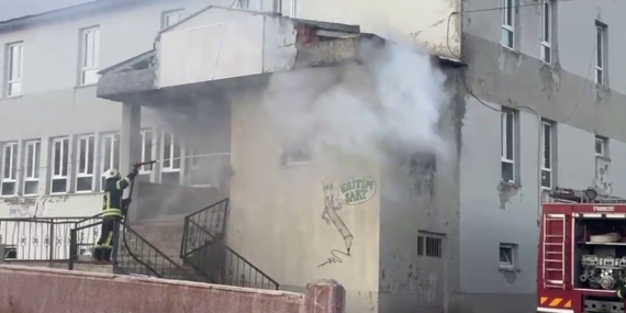Karayazı'da Korkutan Yangın: Yerleşim Alanlarını Tehdit Eden Alevler Karayazı’da Korkutan Yangın: Yerleşim Alanlarını Tehdit Eden Alevler