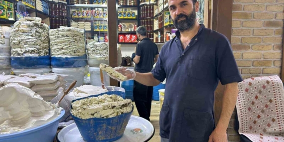 Kış Aylarının Vazgeçilmezi: Geleneksel Van Küp Otlu Peyniri Tezgahlarda! Kış Aylarının Vazgeçilmezi: Geleneksel Van Küp Otlu Peyniri Tezgahlarda!