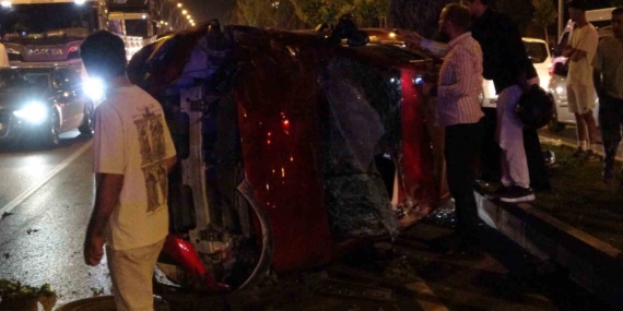 Kontrolden Çıkan Araç Refüje Çarptı, 2 Kişi Yaralandı Kontrolden Çıkan Araç Refüje Çarptı, 2 Kişi Yaralandı
